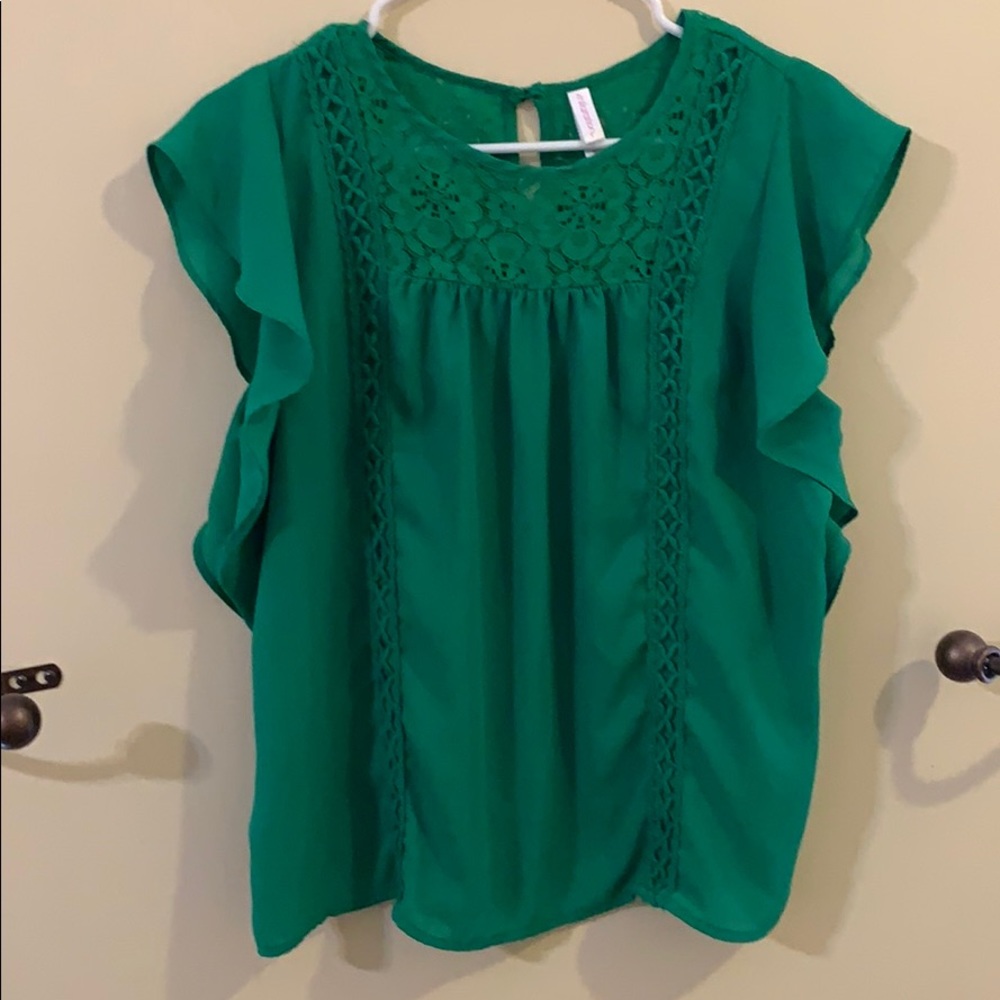 Women’s medium green blouse